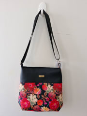 Cartera negra con flores