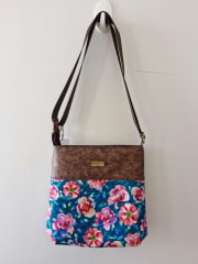 Cartera café con flores