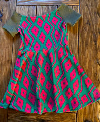 Vestido niña sin hombros sofia estampado verde rombos fucsia mangas musgo