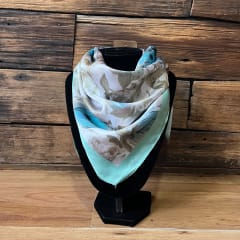 Pañuelo seda 70*70 cms floral celeste beige