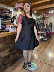 Vestido sin hombros dupontt negro encaje fucsia 1