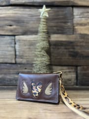 Billetera mini cuero corazon alado marron leopardo 2 cuerpos