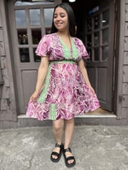 Vestido India lazo y botones morado verde manga vuelo