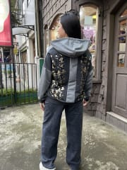 Poleron algodon gris con cierre foil espalda 1