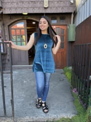 Polera velvet turquesa sin mangas abertura lateral