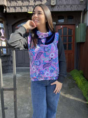 Poleron Santa cuello triangulo estampado rosado paisley mangas negras