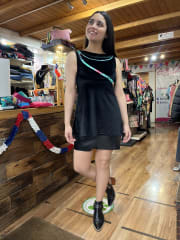 Polera terciopelo negro aplicación sin mangas abertura lateral