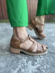 Sandalia cuero envejecido camel correas