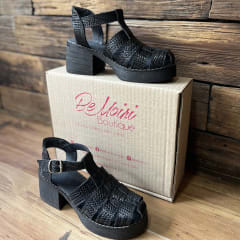 Sandalia cuero negro con texturas y tacon