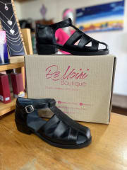 Sandalia Moiri cuero negro correas