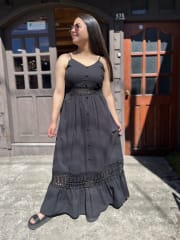 Maxi vestido negro botones y broderi