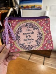 Monedero XL sublimado “enamórate de tu existencia” variedad de colores 7