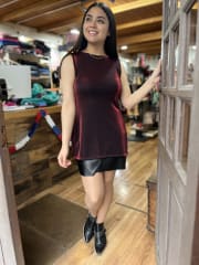 Polera brillo rojo negro sin mangas abertura lateral