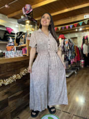 Enterito lino beige cuello camisero y manga corta con diseño