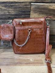 Cartera Lilas bandolera camel texturada con monedero 1