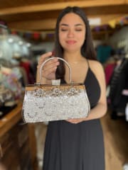 Cartera fiesta  plateda 3 flores perlas con tomador