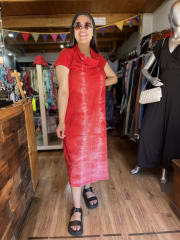 Vestido Kisu Aylin  midi rojo teñido a mano manga corta