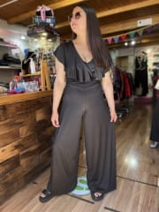 Enterito negro con vuelo escote V 0