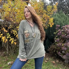 Polera algodon verde deslavada parches print 0