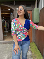 Polera Gloria azul rey velvet floral manga 3/4