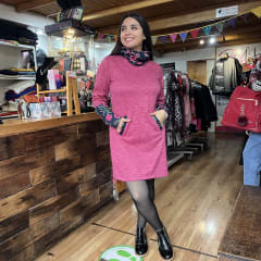 Vestido lanilla fucsia con capucha y bolsillos