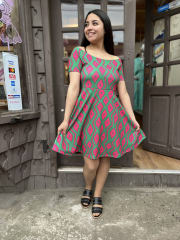 Vestido Sofia sin hombros estampado verde rombos fucsia manga corta