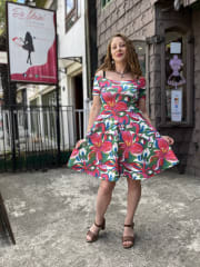 Vestido Sofia sin hombros estampado blanco floral fucsia y verde manga corta