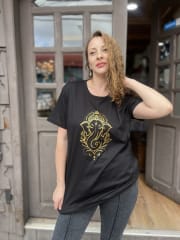 Polera Astrea Gold elefante astral manga corta