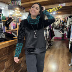 Poleron Alejandra velvet negro aplicacion malla verde brillo 0