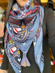 Pañuelo borlas 130*130 cms gris azulado corazones multicolor