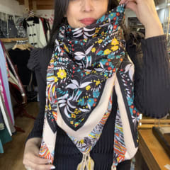 Pañuelo borlas 130*130 cms crema floral multicolor