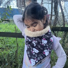 Bandana Isidora Hello Kitty negro sentada beige 0