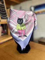 Pañuelo seda 70*70 cms gatito negro plano rosa pastel