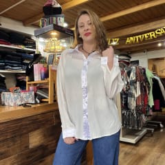 Blusa gasa blanca botones bordes satin 0