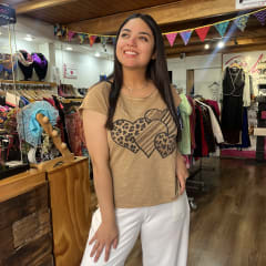 Polera corazones print camel manga corta