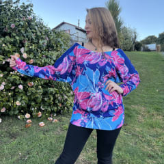 Poleron Murcielago Sofia floral azul y fucsia
