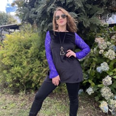 Polera larga velvet negro mangas morado encaje