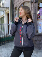 Chaqueta cortaviento impermeable gris bordado corazones