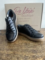 Zapatilla cuero negro texturas planta café