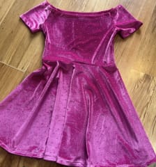 Vestido niña sin hombros velvet fucsia strass
