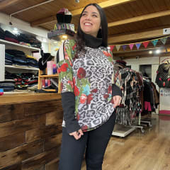 Poleron Candelaria lanilla animal print floral cuello negro 0