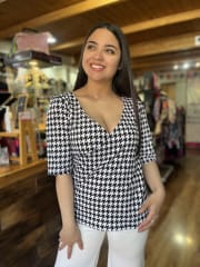 Polera Sofia pata de gallo negro y blanco escote cruzado manga 3/4