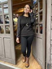 Blusa BeMoiri negra punto roma y mangas plisadas