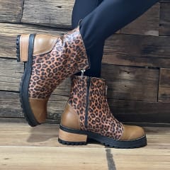 Botín cuero animal print camel con cierre frontal y lateral