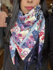 Pañuelo mini borlas 110*110 cms azul marino florecitas 2