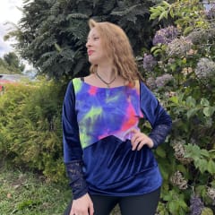 Poleron Mariela velvet azul marino encaje tie dye lila