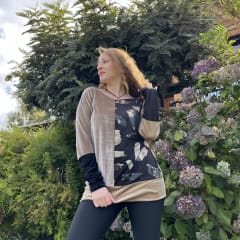 Poleron Mariela velvet beige negro diseño 0