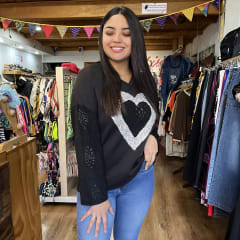 Poleron algodon corazon brillo negro mangas de gamuza calada