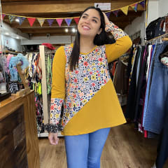 Poleron acampanado bicolor mostaza diagonal floral 0