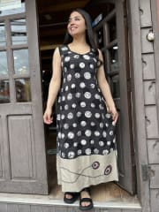 Maxi vestido Celina lunares negros franja abertura lateral sin mangas